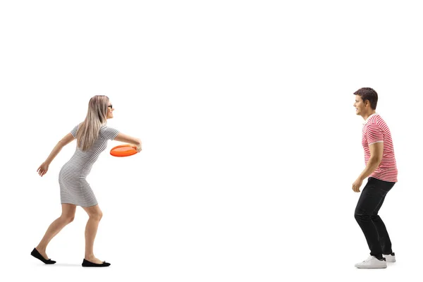 Mladý muž a žena si hrají s frisbee — Stock fotografie