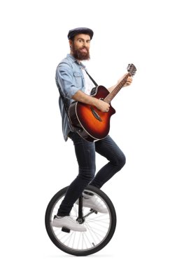 Sakallı bir adamın tek tekerlekli bisiklete binip beyaz arka planda izole edilmiş gitar çalmasının tam uzunlukta çekimi