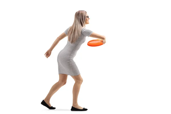 Largura Completa Una Mujer Lanzando Frisbee Aislado Sobre Fondo Blanco — Foto de Stock