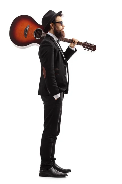 Профільний Знімок Чоловіка Акустичною Гітарою Плечі Ізольовано Білому Тлі — стокове фото
