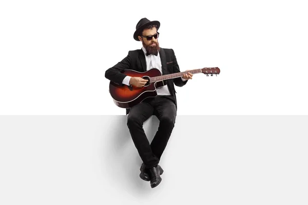 Aufnahme Eines Mannes Der Eine Akustische Gitarre Spielt Und Auf — Stockfoto