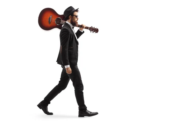 Foto Perfil Completo Hombre Traje Caminando Con Una Guitarra Acústica — Foto de Stock