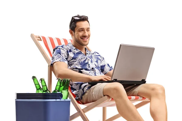 男性游客 手提电脑坐在躺椅旁的冷却箱 啤酒瓶隔离在白色背景 — 图库照片