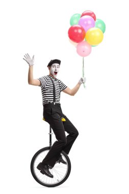 Renkli balonlar ve wavi bir demet tutan bir tek tekerlekli bisiklet üzerinde Mime