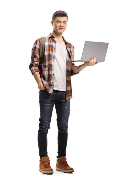 Студент-мужчина держит ноутбук и смотрит в камеру — стоковое фото