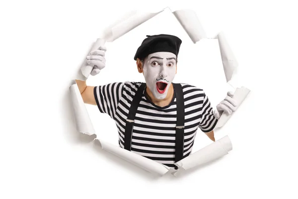 MIME gluren door een papiergat — Stockfoto