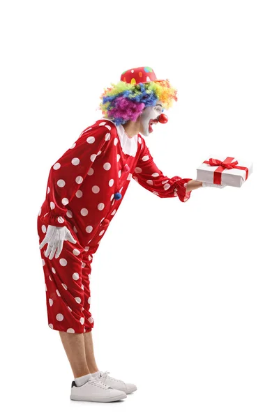 Clown donnant une boîte cadeau — Photo