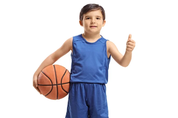 Kleiner Junge mit einem Basketball, der eine Daumen-hoch-Geste macht — Stockfoto