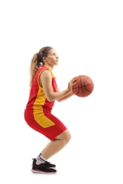 Žena basketbalista střelba míč — Stock fotografie