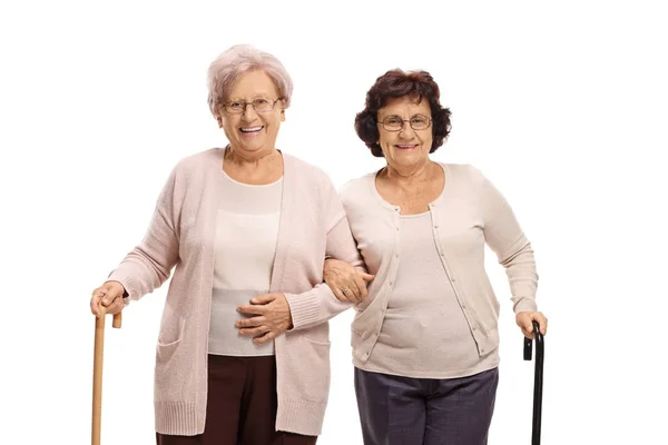 Deux femmes âgées avec des cannes à pied — Photo
