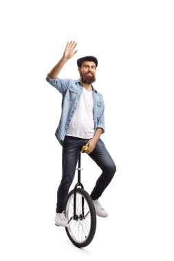 Tek tekerlekli bisiklete binen ve kameraya el sallayan adam