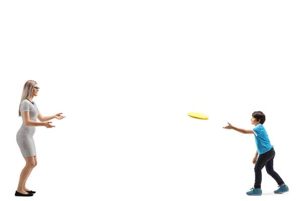 Junge Frau und ein Junge spielen mit einer Frisbee — Stockfoto