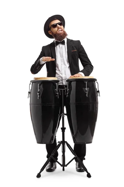 Бородатий чоловік у костюмі грає з барабанами конга — стокове фото