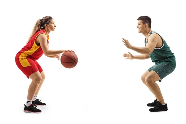 Mujer joven jugando baloncesto contra un hombre joven —  Fotos de Stock