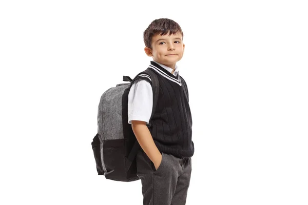 School jongen in een uniform met een rugzak kijken naar de camera — Stockfoto