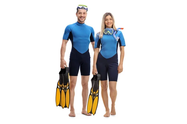 Ganzkörperporträt Eines Jungen Paares Neoprenanzügen Mit Schwimmflossen Der Hand Und — Stockfoto