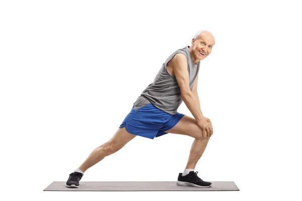 Senior man trainen op een mat — Stockfoto