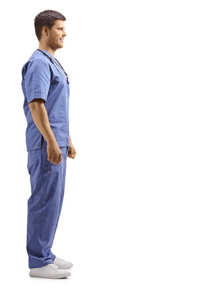 Giovane medico maschio in uniforme blu in piedi e in attesa — Foto Stock