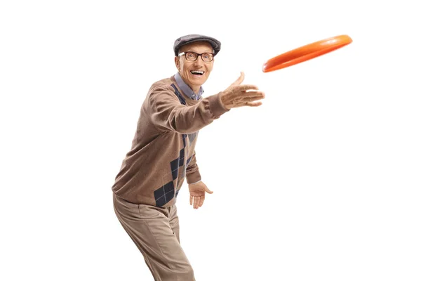 Fröhlicher älterer Mann spielt mit einer Frisbee — Stockfoto