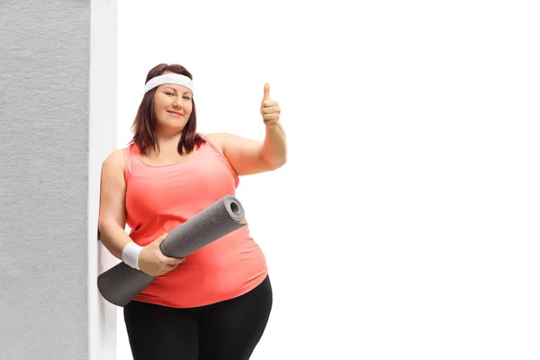 Übergewichtige Frau Mit Einer Gymnastikmatte Die Die Wand Gelehnt Ist — Stockfoto