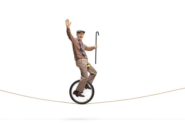 Foto Completa Anciano Montando Monociclo Sobre Una Cuerda Sosteniendo Bastón — Foto de Stock