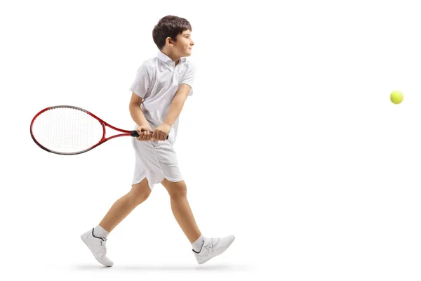 Niño jugador de tenis golpeando una pelota — Foto de Stock