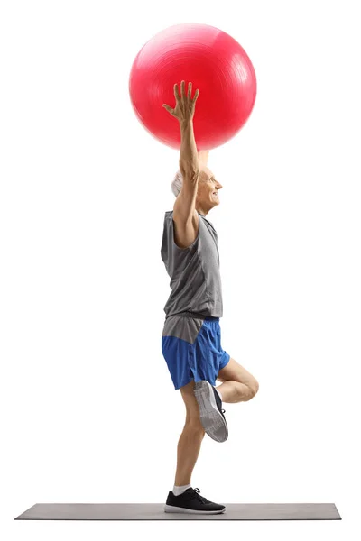 Senior man die traint met een fitnessbal — Stockfoto