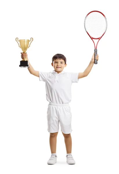 Menino feliz vencedor no tênis júnior com uma taça de troféu — Fotografia de Stock