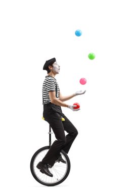 Mime topları ile hokkabazlık bir unicycle üzerinde