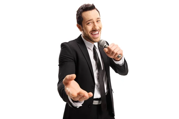 Bonito cantor masculino em um terno preto cantando em um microfone — Fotografia de Stock