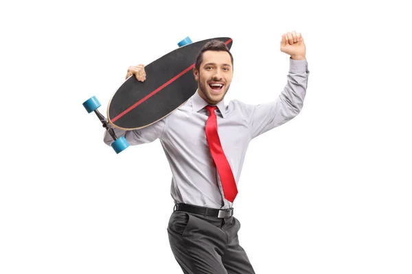 Jeune homme d'affaires avec un longboard gesticulant bonheur — Photo