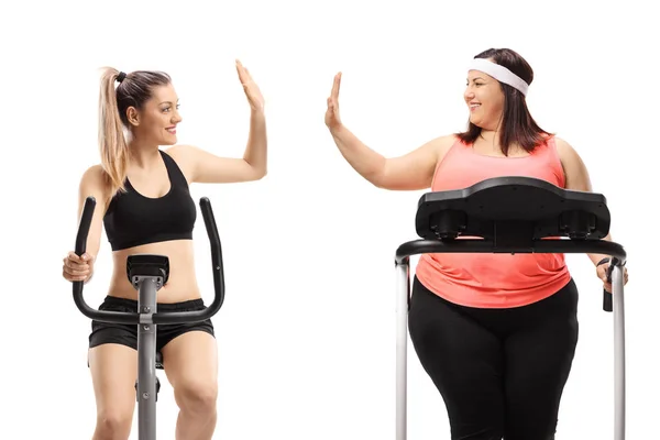 Una mujer delgada y una mujer con sobrepeso haciendo ejercicio y chocando los cinco — Foto de Stock