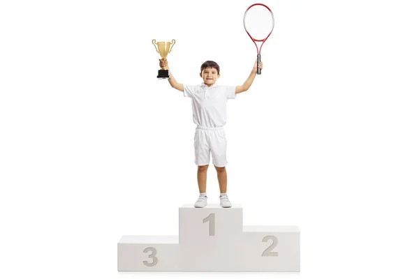 Boy tennis Winner staande op een voetstuk — Stockfoto