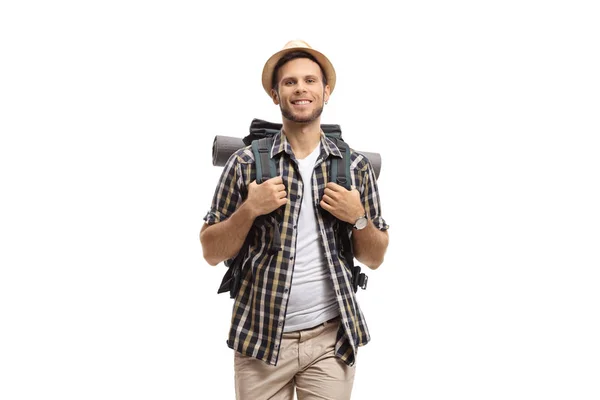 Alegre turista masculino con una mochila — Foto de Stock