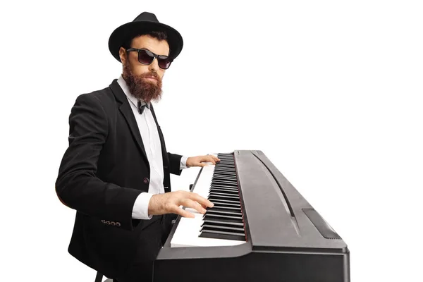 Bärtiger männlicher Musiker spielt ein digitales Klavier — Stockfoto