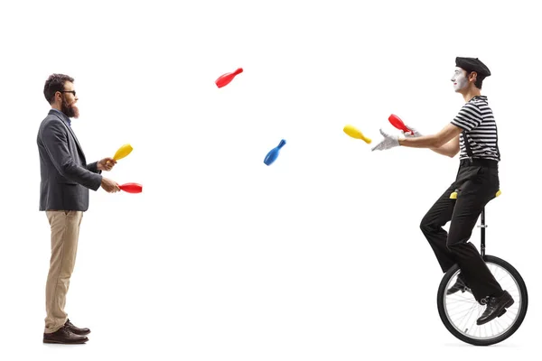 Full Längd Profilbild Mime Enhjuling Jonglering Med Man Isolerad Vit — Stockfoto