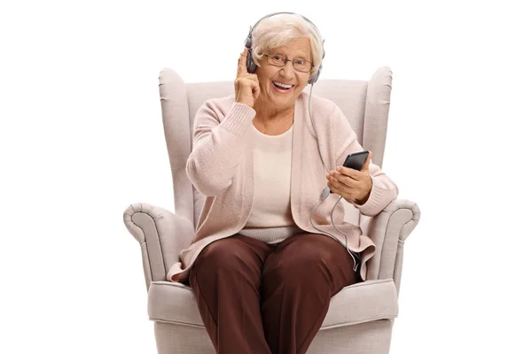 Donna Anziana Seduta Una Poltrona Che Ascolta Musica Telefono Guarda — Foto Stock