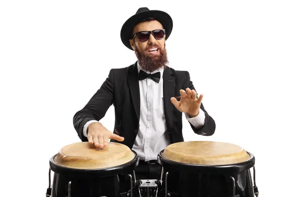 Retrato Homem Terno Tocando Bateria Conga Isolado Fundo Branco — Fotografia de Stock