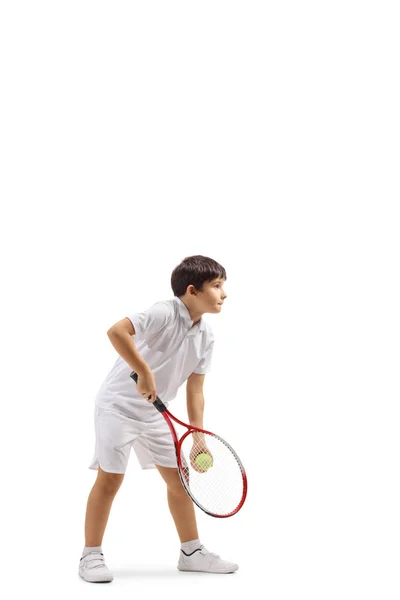 Полный Снимок Мальчика Подающего Теннисный Мяч Белом Фоне — стоковое фото