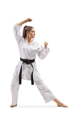 Siyah kuşak ve kimono beyaz arka plan üzerinde izole karate kata pratik bir kadının tam uzunlukta çekim