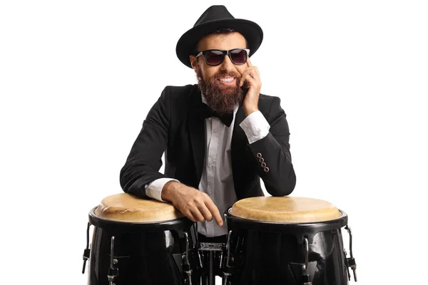 Mannelijke Muzikant Poseren Conga Drums Geïsoleerd Witte Achtergrond — Stockfoto