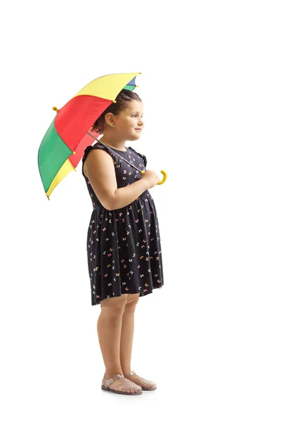 Pełna Długość Strzał Małej Dziewczynki Trzymającej Kolorowy Parasol Białym Tle — Zdjęcie stockowe