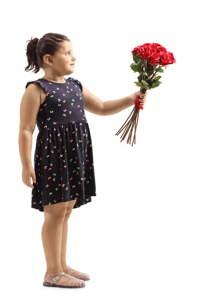 Kleines Mädchen mit einem Strauß roter Rosen — Stockfoto