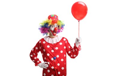 Kırmızı bir balon tutan neşeli palyaço 