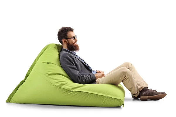 Bearded man sitter på en modern grön Bean Bag Chair — Stockfoto