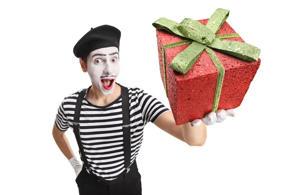 Mimo sosteniendo una caja de regalo roja — Foto de Stock