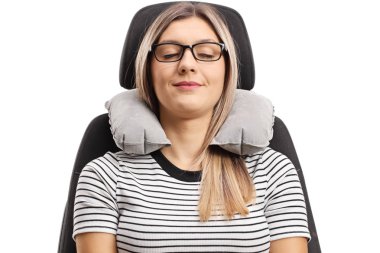 Bir yastık la araba koltuğunda uyuyan genç kadın boynunu salladı