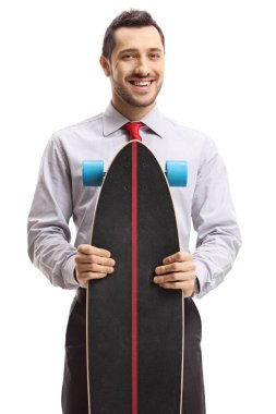 Gülen genç işadamı uzun tahta tutuyor