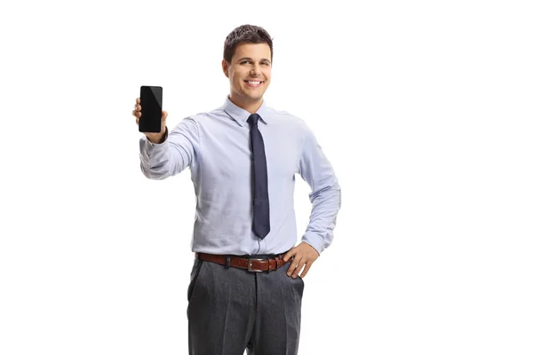 Молодий чоловік тримає мобільний телефон і посміхається в камеру — стокове фото