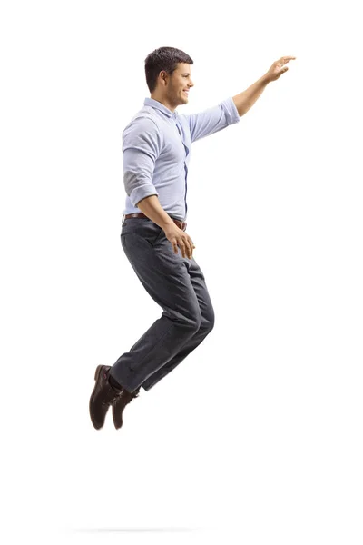 Профессиональный молодой человек прыгает и жестикулирует руками — стоковое фото